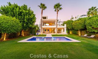 Luxevilla met contemporaine bouwstijl te koop in een beveiligde privé community van Nueva Andalucia, Marbella 794011 