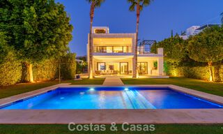 Luxevilla met contemporaine bouwstijl te koop in een beveiligde privé community van Nueva Andalucia, Marbella 794015 