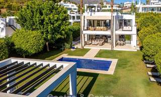 Luxevilla met contemporaine bouwstijl te koop in een beveiligde privé community van Nueva Andalucia, Marbella 794019 