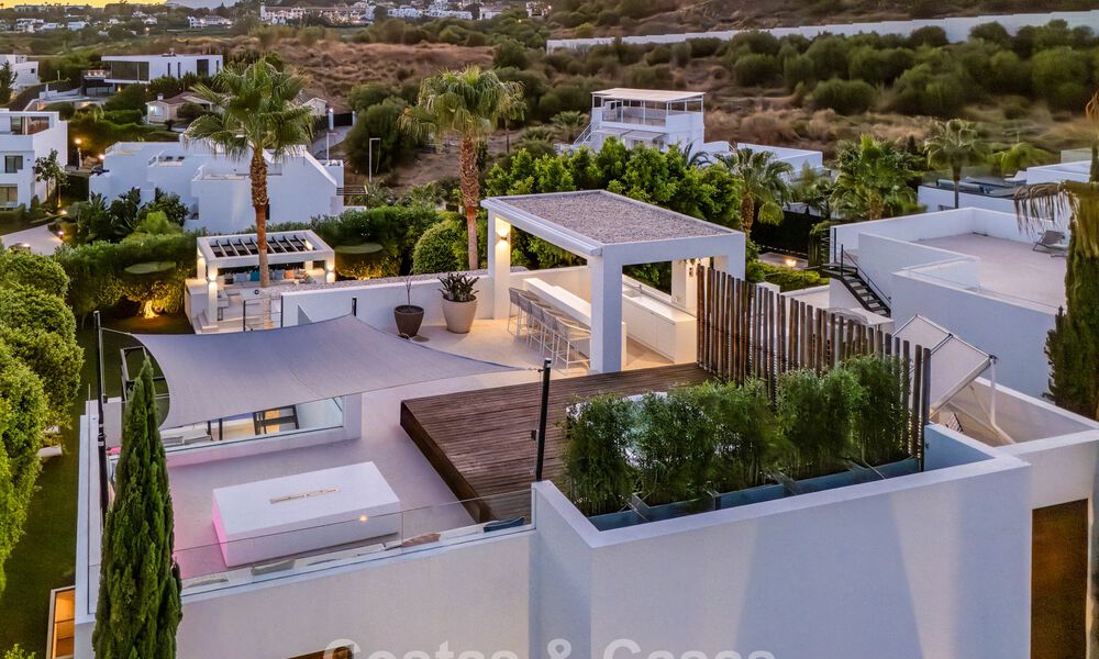 Luxevilla met contemporaine bouwstijl te koop in een beveiligde privé community van Nueva Andalucia, Marbella 794023