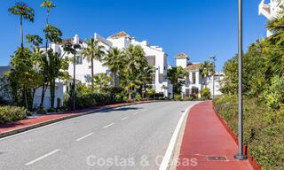Gerenoveerd penthouse met 3 slaapkamers in beveiligde gemeenschap met uitzicht op zee en golfbaan in Marbella - Benahavis 793291 
