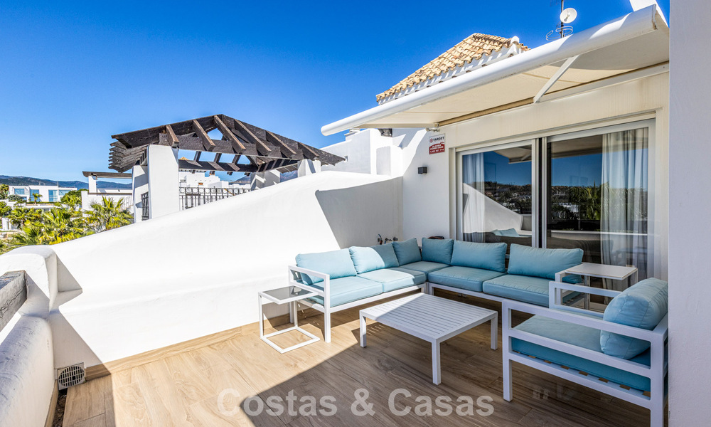 Gerenoveerd penthouse met 3 slaapkamers in beveiligde gemeenschap met uitzicht op zee en golfbaan in Marbella - Benahavis 793294