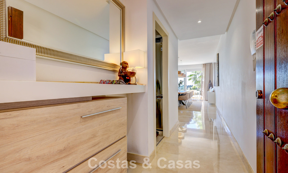 Gerenoveerd penthouse met 3 slaapkamers in beveiligde gemeenschap met uitzicht op zee en golfbaan in Marbella - Benahavis 793318