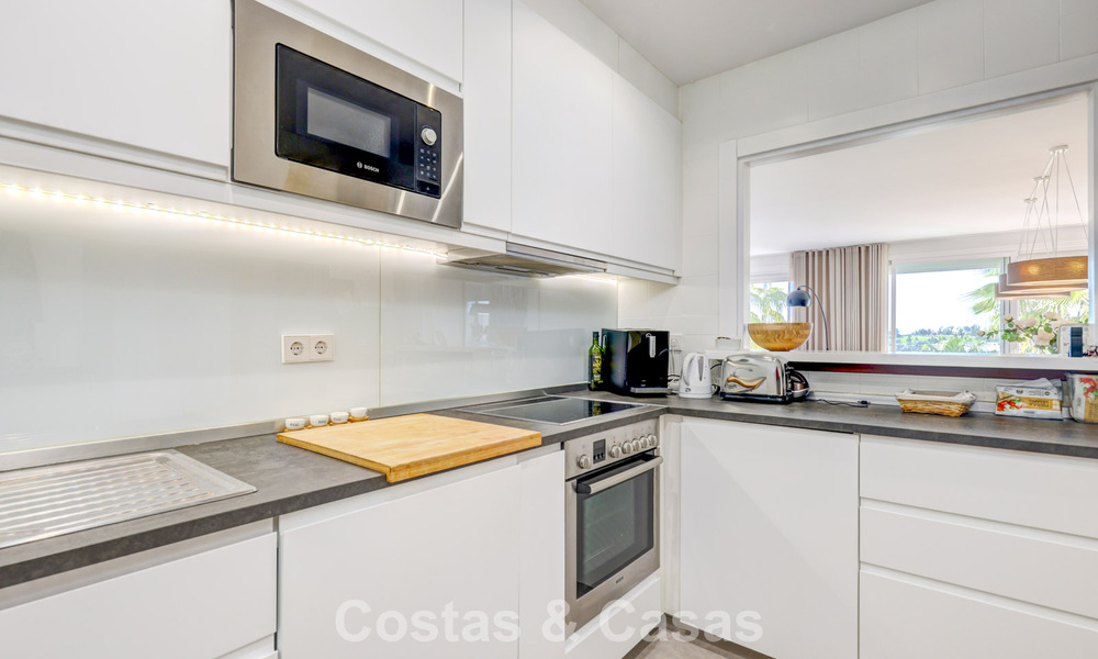 Gerenoveerd penthouse met 3 slaapkamers in beveiligde gemeenschap met uitzicht op zee en golfbaan in Marbella - Benahavis 793320