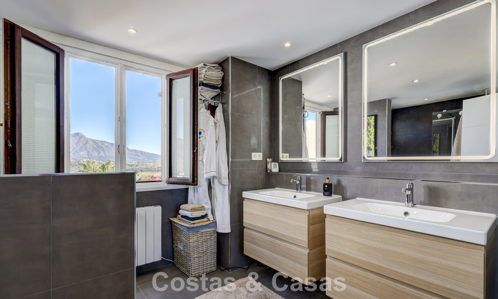 Gerenoveerd penthouse met 3 slaapkamers in beveiligde gemeenschap met uitzicht op zee en golfbaan in Marbella - Benahavis 793328