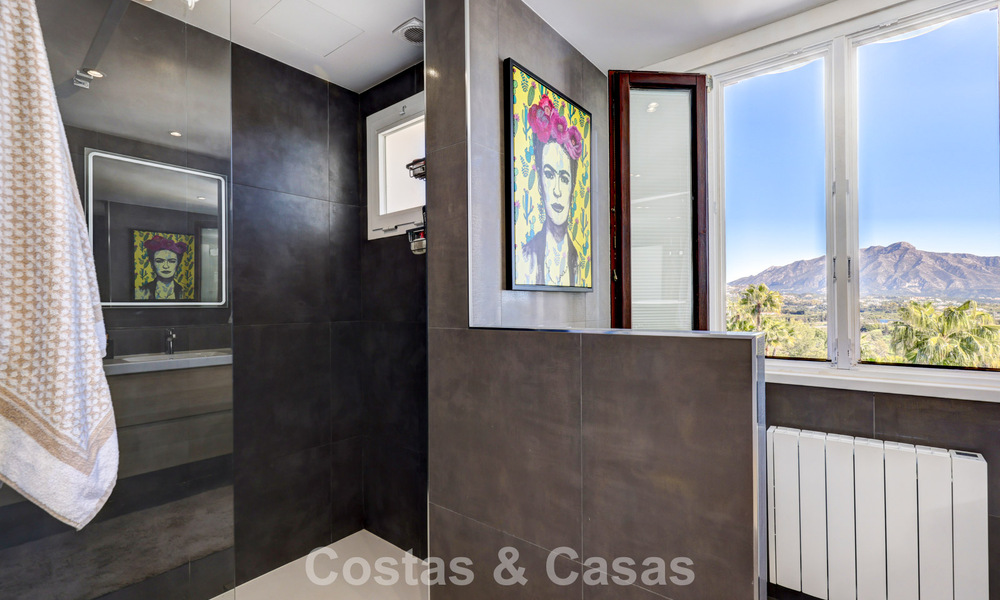 Gerenoveerd penthouse met 3 slaapkamers in beveiligde gemeenschap met uitzicht op zee en golfbaan in Marbella - Benahavis 793329