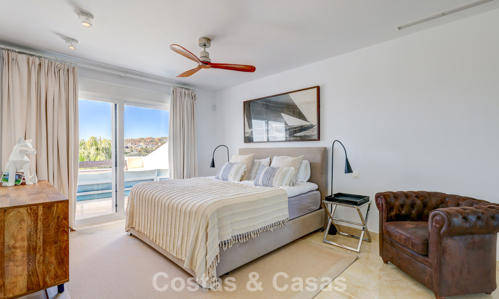 Gerenoveerd penthouse met 3 slaapkamers in beveiligde gemeenschap met uitzicht op zee en golfbaan in Marbella - Benahavis 793333