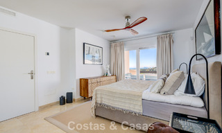 Gerenoveerd penthouse met 3 slaapkamers in beveiligde gemeenschap met uitzicht op zee en golfbaan in Marbella - Benahavis 793334 