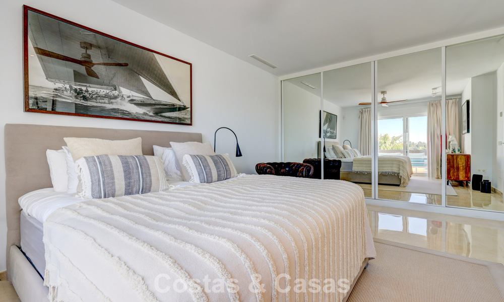 Gerenoveerd penthouse met 3 slaapkamers in beveiligde gemeenschap met uitzicht op zee en golfbaan in Marbella - Benahavis 793336