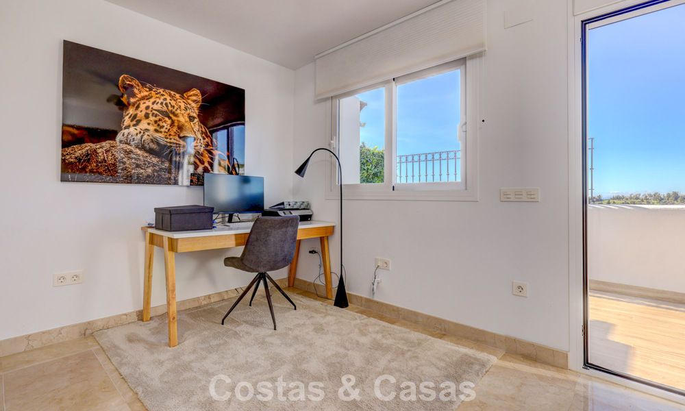 Gerenoveerd penthouse met 3 slaapkamers in beveiligde gemeenschap met uitzicht op zee en golfbaan in Marbella - Benahavis 793337