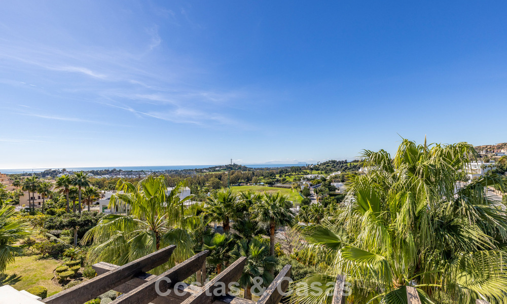 Gerenoveerd penthouse met 3 slaapkamers in beveiligde gemeenschap met uitzicht op zee en golfbaan in Marbella - Benahavis 793340