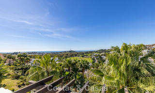 Gerenoveerd penthouse met 3 slaapkamers in beveiligde gemeenschap met uitzicht op zee en golfbaan in Marbella - Benahavis 793340 