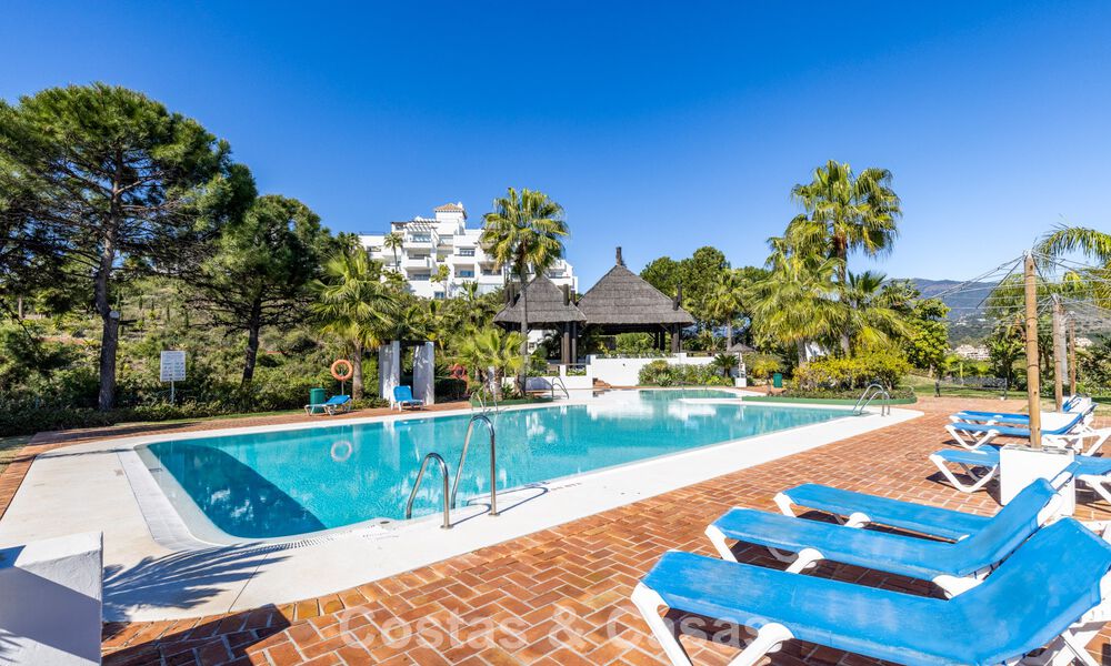 Gerenoveerd penthouse met 3 slaapkamers in beveiligde gemeenschap met uitzicht op zee en golfbaan in Marbella - Benahavis 793348