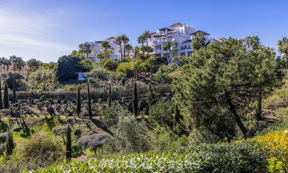 Gerenoveerd penthouse met 3 slaapkamers in beveiligde gemeenschap met uitzicht op zee en golfbaan in Marbella - Benahavis 793350