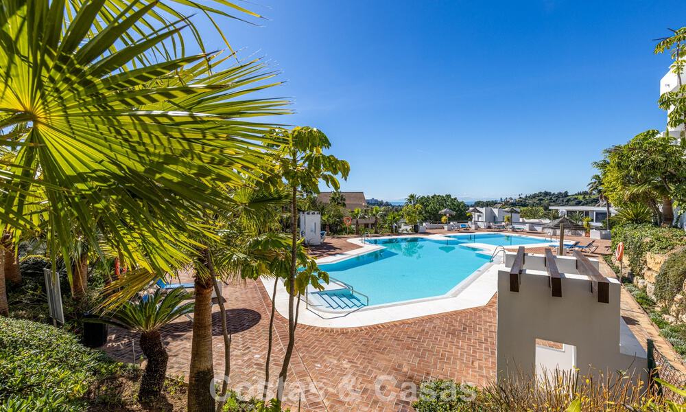 Gerenoveerd penthouse met 3 slaapkamers in beveiligde gemeenschap met uitzicht op zee en golfbaan in Marbella - Benahavis 793351