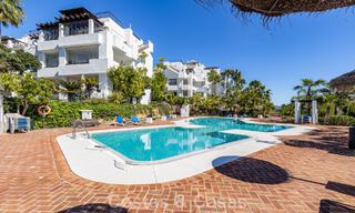 Gerenoveerd penthouse met 3 slaapkamers in beveiligde gemeenschap met uitzicht op zee en golfbaan in Marbella - Benahavis 793352 