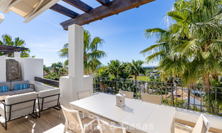 Gerenoveerd penthouse met 3 slaapkamers in beveiligde gemeenschap met uitzicht op zee en golfbaan in Marbella - Benahavis 793770 