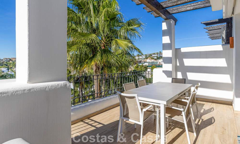 Gerenoveerd penthouse met 3 slaapkamers in beveiligde gemeenschap met uitzicht op zee en golfbaan in Marbella - Benahavis 793771
