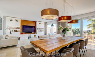 Gerenoveerd penthouse met 3 slaapkamers in beveiligde gemeenschap met uitzicht op zee en golfbaan in Marbella - Benahavis 793775 