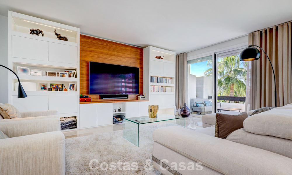 Gerenoveerd penthouse met 3 slaapkamers in beveiligde gemeenschap met uitzicht op zee en golfbaan in Marbella - Benahavis 793776