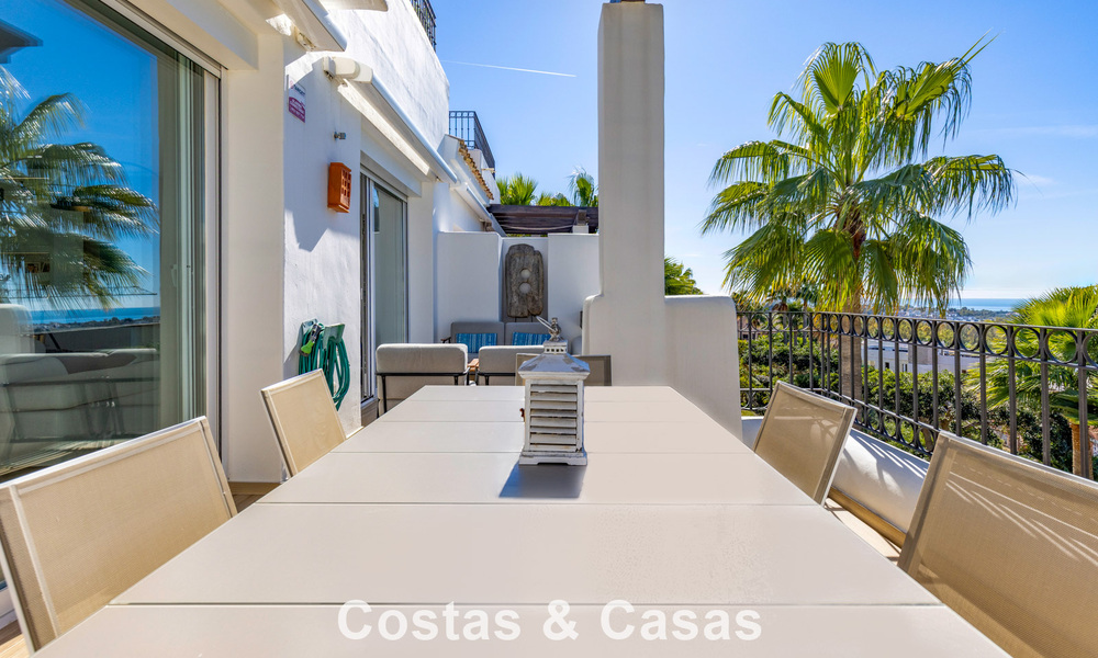 Gerenoveerd penthouse met 3 slaapkamers in beveiligde gemeenschap met uitzicht op zee en golfbaan in Marbella - Benahavis 793778