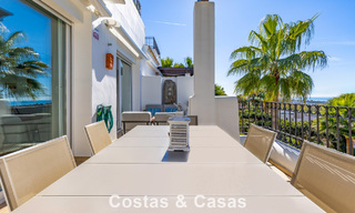 Gerenoveerd penthouse met 3 slaapkamers in beveiligde gemeenschap met uitzicht op zee en golfbaan in Marbella - Benahavis 793778 