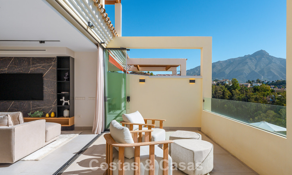 Gerenoveerd luxe appartement met zeezicht te koop in het begeerde Nueva Andalucia, Marbella 794132