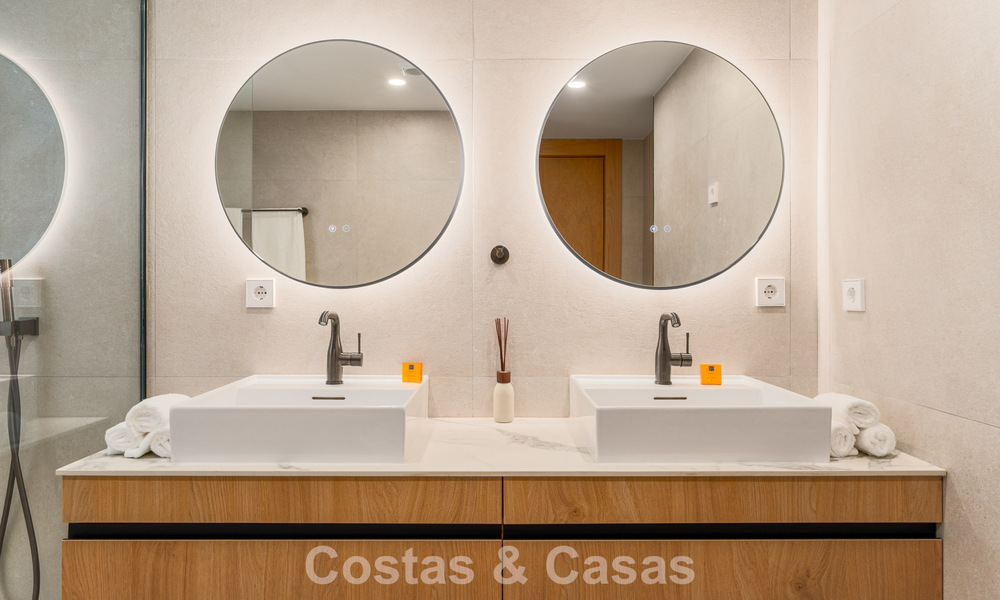 Gerenoveerd luxe appartement met zeezicht te koop in het begeerde Nueva Andalucia, Marbella 794137