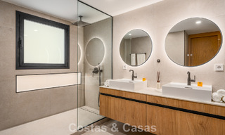 Gerenoveerd luxe appartement met zeezicht te koop in het begeerde Nueva Andalucia, Marbella 794138 