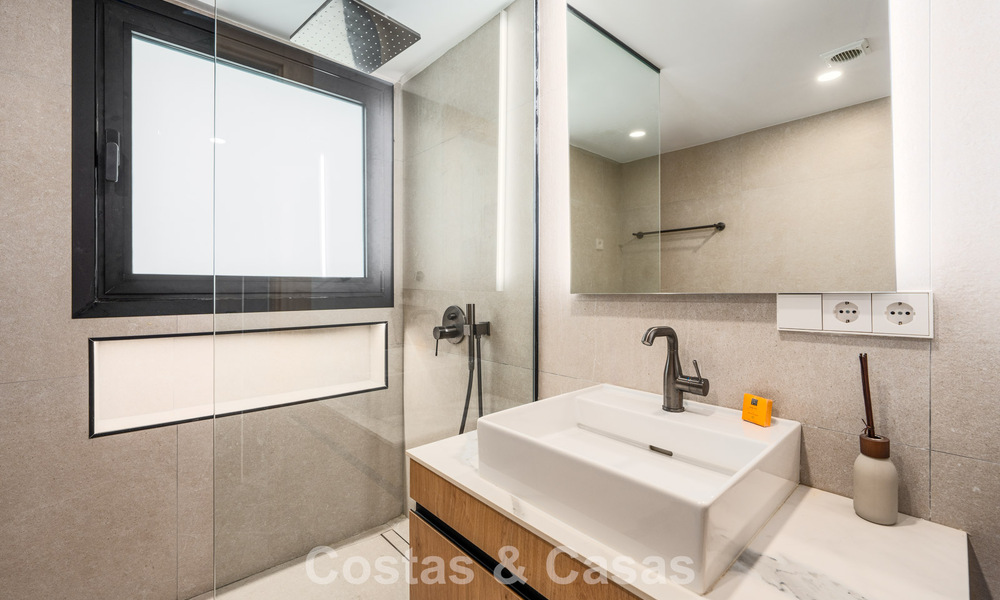 Gerenoveerd luxe appartement met zeezicht te koop in het begeerde Nueva Andalucia, Marbella 794141