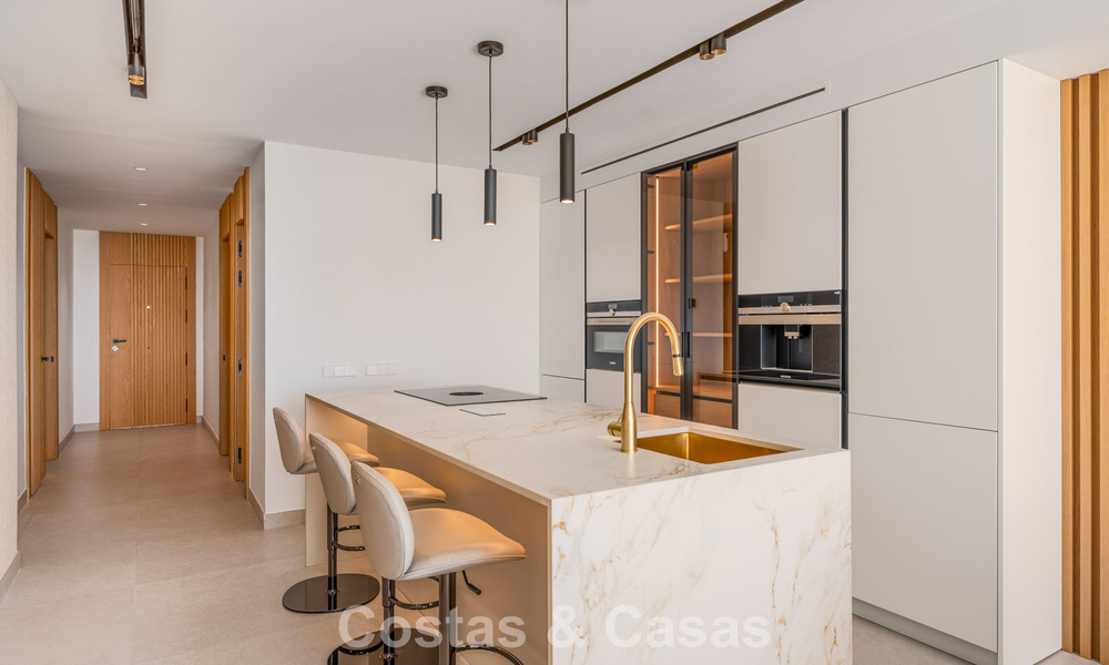 Gerenoveerd luxe appartement met zeezicht te koop in het begeerde Nueva Andalucia, Marbella 794145