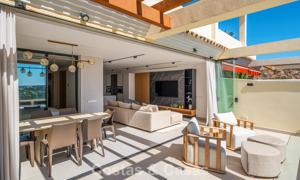 Gerenoveerd luxe appartement met zeezicht te koop in het begeerde Nueva Andalucia, Marbella 794148