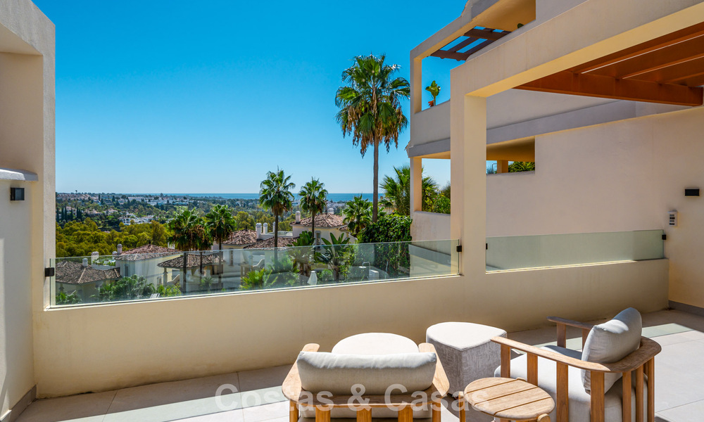 Gerenoveerd luxe appartement met zeezicht te koop in het begeerde Nueva Andalucia, Marbella 794149
