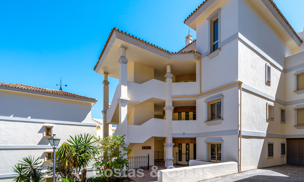 Gerenoveerd luxe appartement met zeezicht te koop in het begeerde Nueva Andalucia, Marbella 794150