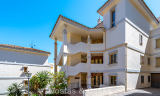 Gerenoveerd luxe appartement met zeezicht te koop in het begeerde Nueva Andalucia, Marbella 794150 