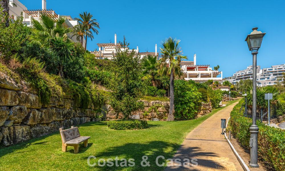 Gerenoveerd luxe appartement met zeezicht te koop in het begeerde Nueva Andalucia, Marbella 794151