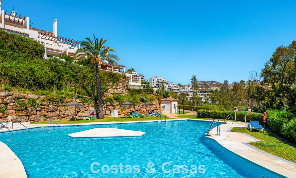 Gerenoveerd luxe appartement met zeezicht te koop in het begeerde Nueva Andalucia, Marbella 794152