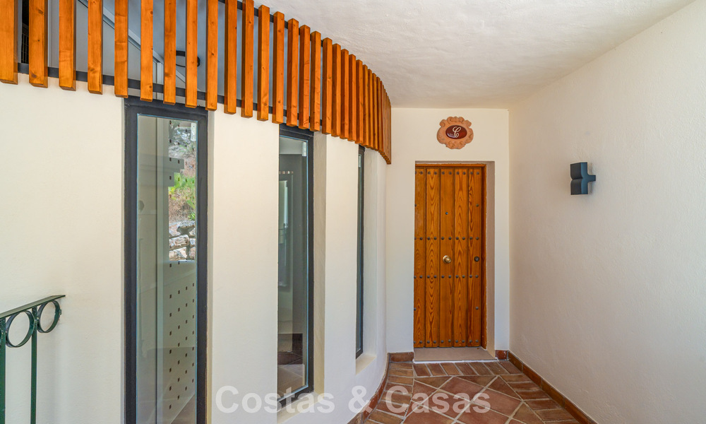 Gerenoveerd luxe appartement met zeezicht te koop in het begeerde Nueva Andalucia, Marbella 794155