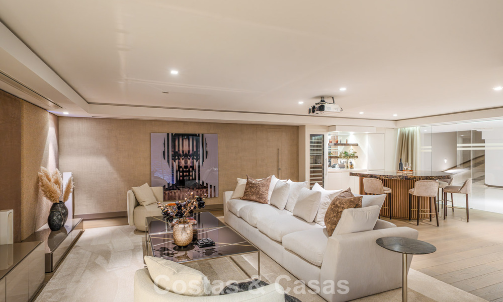 Prestigieuze, modern gerenoveerde, halfvrijstaande villa te koop, tweede lijn strand in Puente Romano op Marbella’s Golden Mile 794443