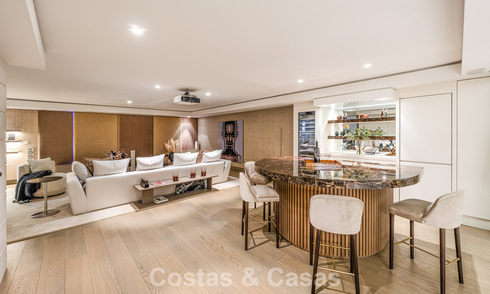 Prestigieuze, modern gerenoveerde, halfvrijstaande villa te koop, tweede lijn strand in Puente Romano op Marbella’s Golden Mile 794444