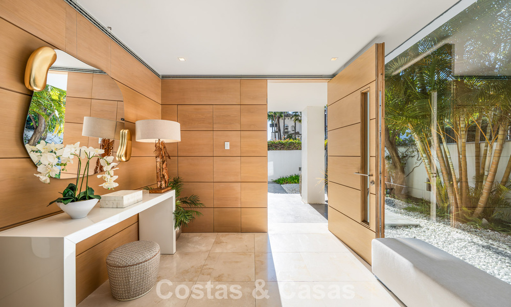 Prestigieuze, modern gerenoveerde, halfvrijstaande villa te koop, tweede lijn strand in Puente Romano op Marbella’s Golden Mile 794447