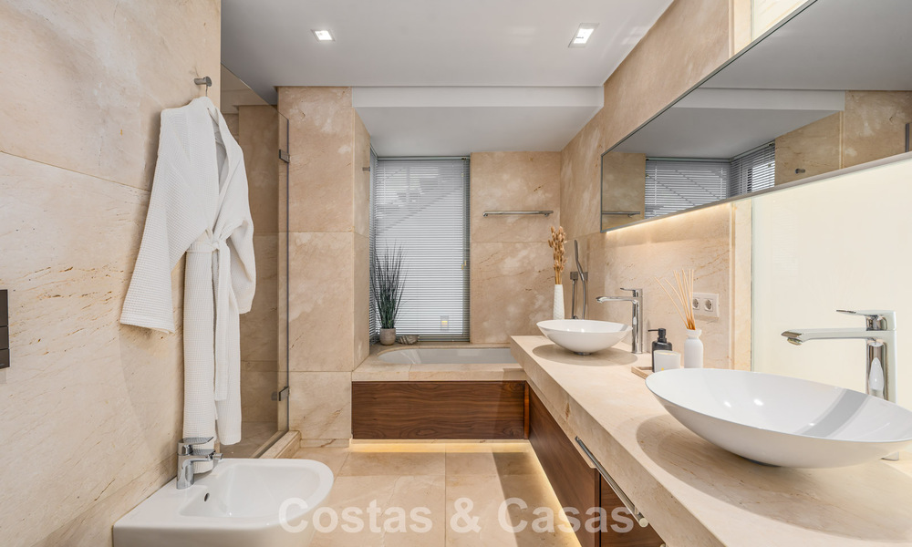 Prestigieuze, modern gerenoveerde, halfvrijstaande villa te koop, tweede lijn strand in Puente Romano op Marbella’s Golden Mile 794448