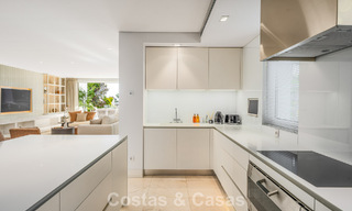 Prestigieuze, modern gerenoveerde, halfvrijstaande villa te koop, tweede lijn strand in Puente Romano op Marbella’s Golden Mile 794453 