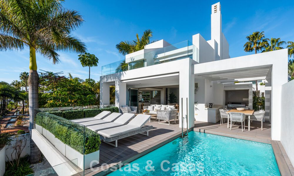 Prestigieuze, modern gerenoveerde, halfvrijstaande villa te koop, tweede lijn strand in Puente Romano op Marbella’s Golden Mile 794460