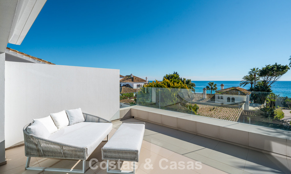 Prestigieuze, modern gerenoveerde, halfvrijstaande villa te koop, tweede lijn strand in Puente Romano op Marbella’s Golden Mile 794461