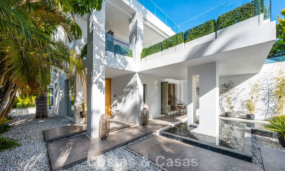 Prestigieuze, modern gerenoveerde, halfvrijstaande villa te koop, tweede lijn strand in Puente Romano op Marbella’s Golden Mile 794462