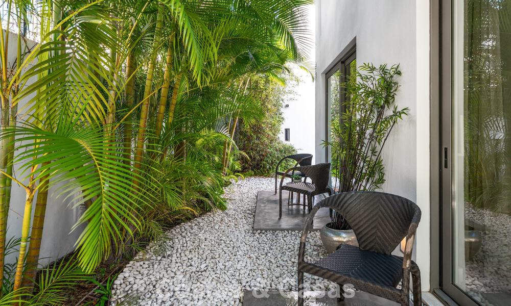 Prestigieuze, modern gerenoveerde, halfvrijstaande villa te koop, tweede lijn strand in Puente Romano op Marbella’s Golden Mile 794463