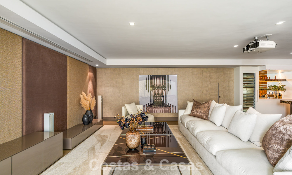 Prestigieuze, modern gerenoveerde, halfvrijstaande villa te koop, tweede lijn strand in Puente Romano op Marbella’s Golden Mile 794464