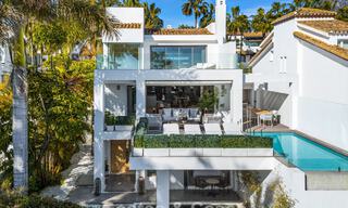 Prestigieuze, modern gerenoveerde, halfvrijstaande villa te koop, tweede lijn strand in Puente Romano op Marbella’s Golden Mile 794465 