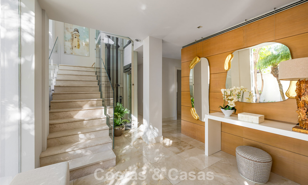 Prestigieuze, modern gerenoveerde, halfvrijstaande villa te koop, tweede lijn strand in Puente Romano op Marbella’s Golden Mile 794468